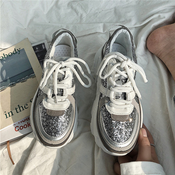 Μοντέρνα γυναικεία αθλητικά παπούτσιαμε σκληρή σόλα σε μαύρο και γκρι χρώμα