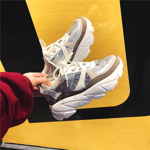 Μοντέρνα γυναικεία αθλητικά παπούτσιαμε σκληρή σόλα σε μαύρο και γκρι χρώμα