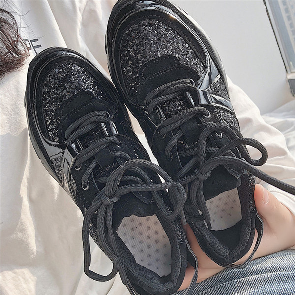 Μοντέρνα γυναικεία αθλητικά παπούτσιαμε σκληρή σόλα σε μαύρο και γκρι χρώμα