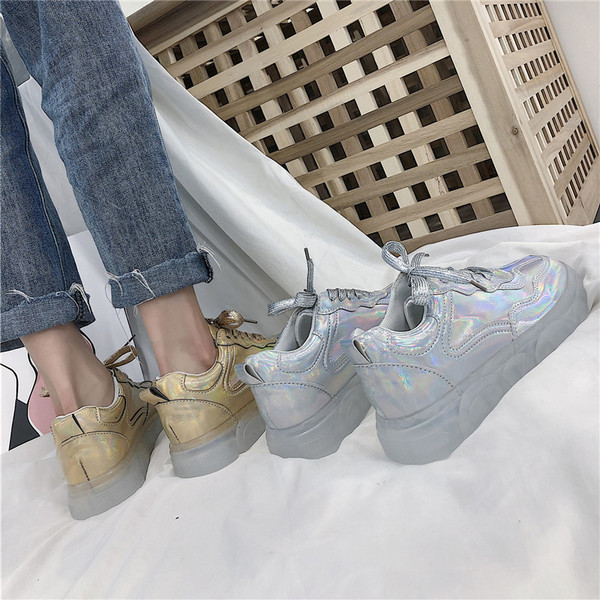 Alkalmi női tornacipők új modellje arany és ezüst színben