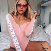 Napi női test rózsaszín cipzárral