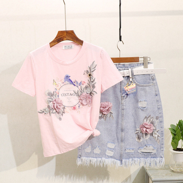 Naprakész női szett pólóval és farmerszoknyával 3D elemekkel több színben