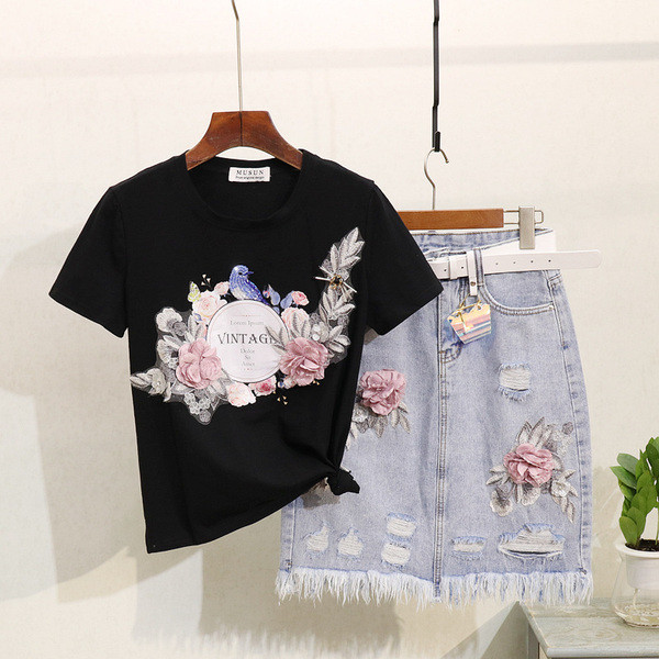 Naprakész női szett pólóval és farmerszoknyával 3D elemekkel több színben