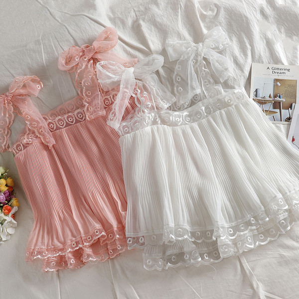 Női felső csipkével, három színben