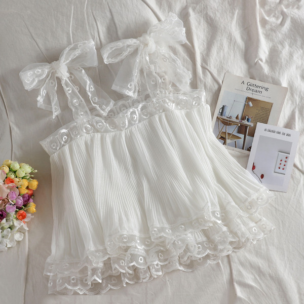 Női felső csipkével, három színben