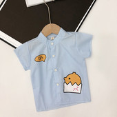 Модерна детска риза за момчета в бял и син цвят с апликация