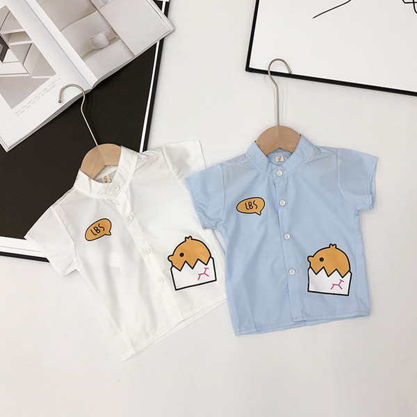 Модерна детска риза за момчета в бял и син цвят с апликация