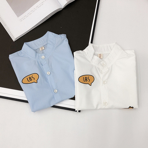 Модерна детска риза за момчета в бял и син цвят с апликация