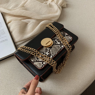 Aktuális női kis táska fém füllel több színben