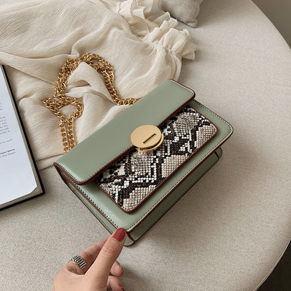 Aktuális női kis táska fém füllel több színben