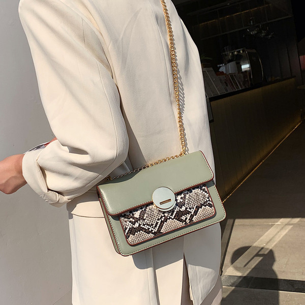 Aktuális női kis táska fém füllel több színben