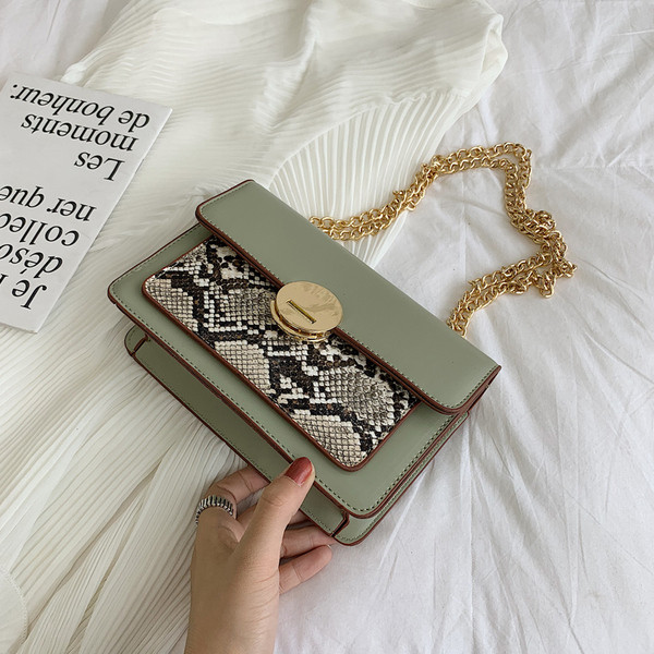 Aktuális női kis táska fém füllel több színben