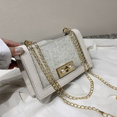 Stílusos női táska fényes hatású fém fogantyúval több színben