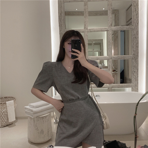 Modern női ruha rövid ujjal, két színben