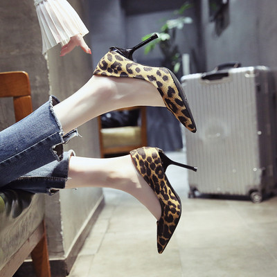 Aktuális női cipők magassarkúval, leopárd mintával két színben