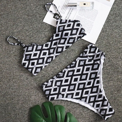 Modern kétrészes fürdőruha magas derékkal, fekete-fehér színben