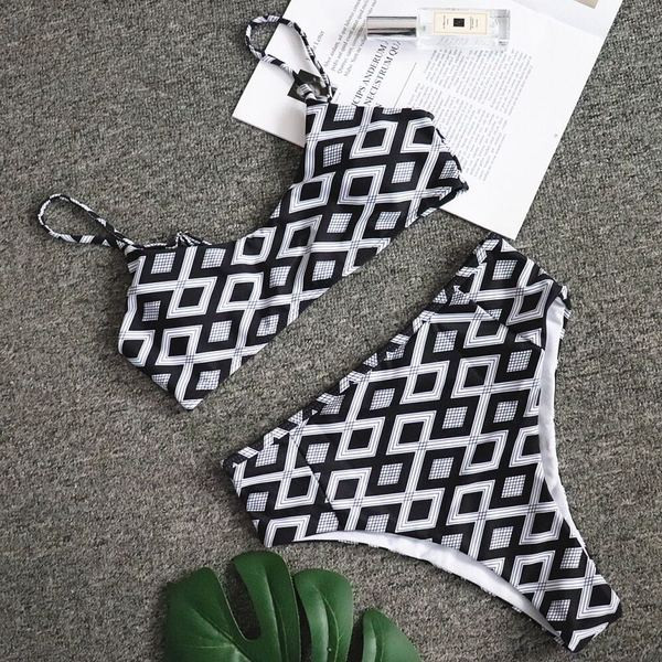 Modern kétrészes fürdőruha magas derékkal, fekete-fehér színben