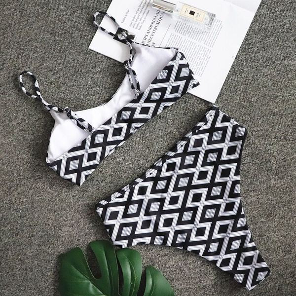 Modern kétrészes fürdőruha magas derékkal, fekete-fehér színben