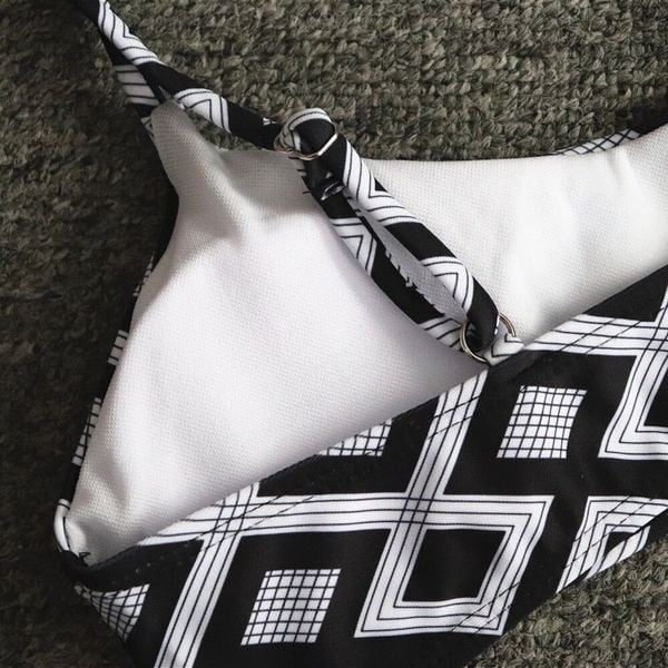 Modern kétrészes fürdőruha magas derékkal, fekete-fehér színben