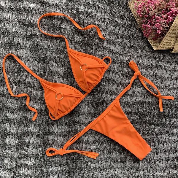 Kétrészes női fürdőruha háromszög alakú felsőrésszel és fém elemekkel narancssárga színben