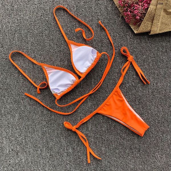 Kétrészes női fürdőruha háromszög alakú felsőrésszel és fém elemekkel narancssárga színben
