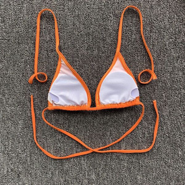 Kétrészes női fürdőruha háromszög alakú felsőrésszel és fém elemekkel narancssárga színben