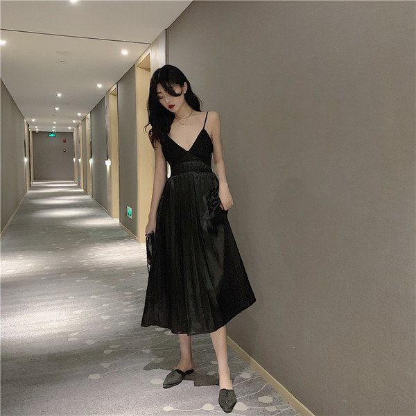 Stílusos női rakott ruha vékony pántokkal, két színben