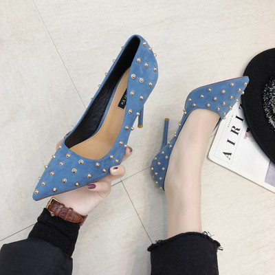 Aktuális női cipők magassarkúval, fém elemekkel fekete és kék színben