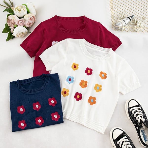 Alkalmi női póló virágokkal több színben