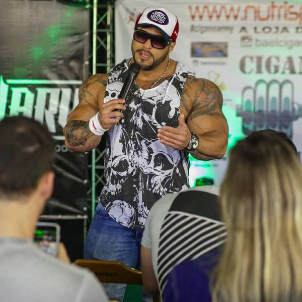 Színes férfi felső, kapucnival, két színben