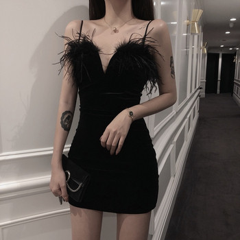 Modern női ruha V-nyakkal, fekete színben