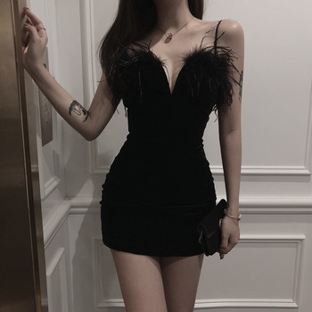 Modern női ruha V-nyakkal, fekete színben