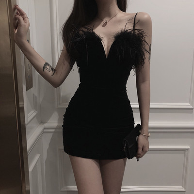 Modern női ruha V-nyakkal, fekete színben