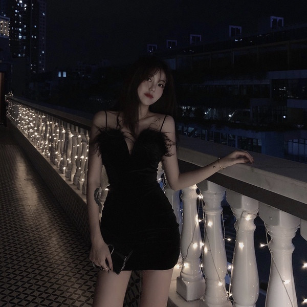 Modern női ruha V-nyakkal, fekete színben