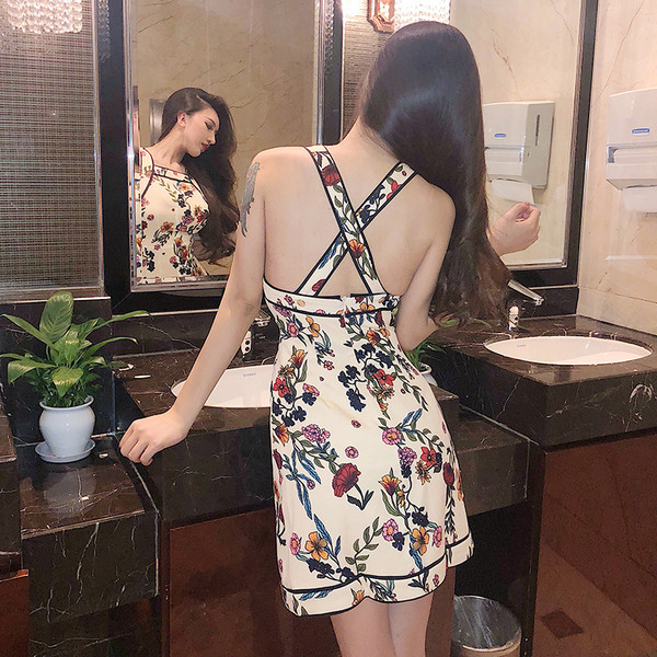 Rochie actuală de damă cu model floral în alb