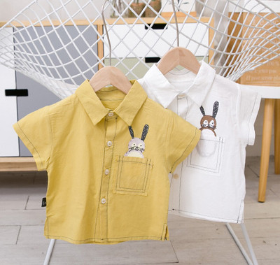 Модерна детска риза за момчета в бял и жълт цвят с апликация