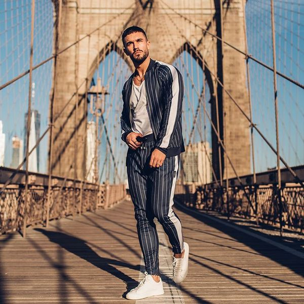 Set sport-casual pentru bărbați care include hanorac și pantaloni în două modele