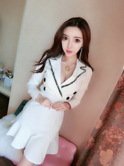 Stílusos női ruha V-nyakú fekete-fehér színben