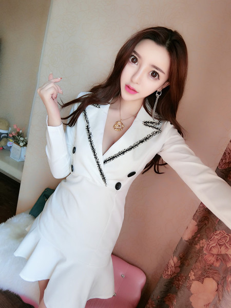 Stílusos női ruha V-nyakú fekete-fehér színben