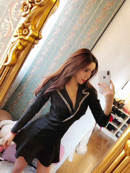 Stílusos női ruha V-nyakú fekete-fehér színben