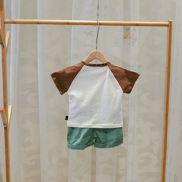 Gyerek póló rátéttel és O-nyakú fiúknak