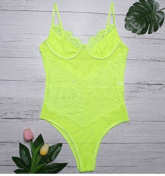 Corp de damă elegant, cu dantelă și bretele subțiri, de culoare galbenă