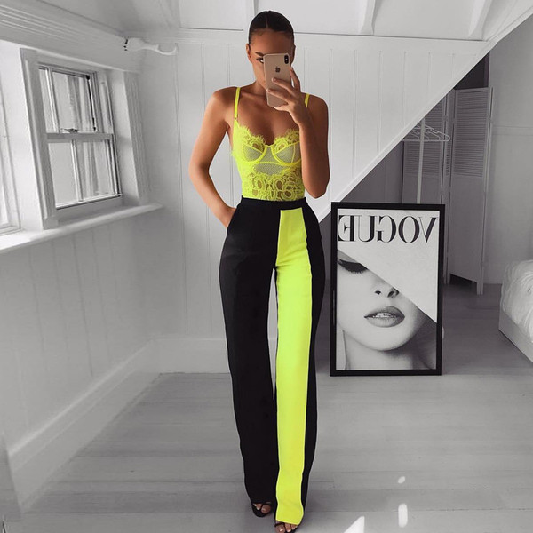 Corp de damă elegant, cu dantelă și bretele subțiri, de culoare galbenă