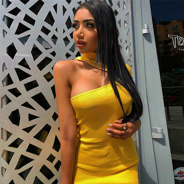 Modern női ruha egy ujjal, sárga színben