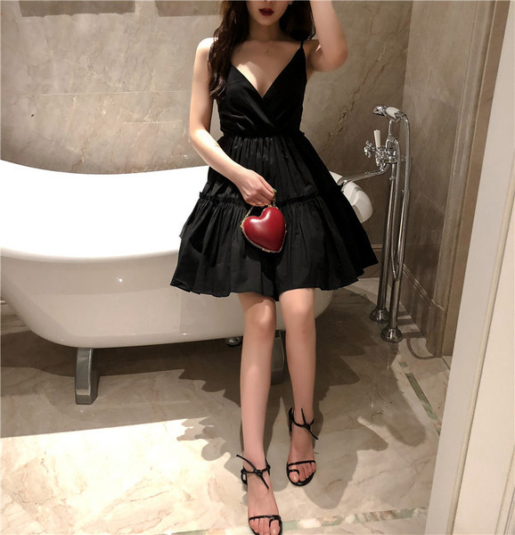 Aktuális női ruha szabású modell és vékony pántok fekete színben