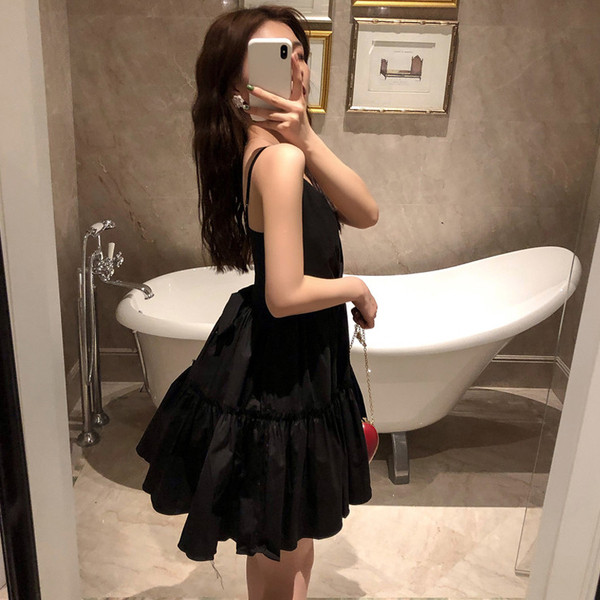 Aktuális női ruha szabású modell és vékony pántok fekete színben