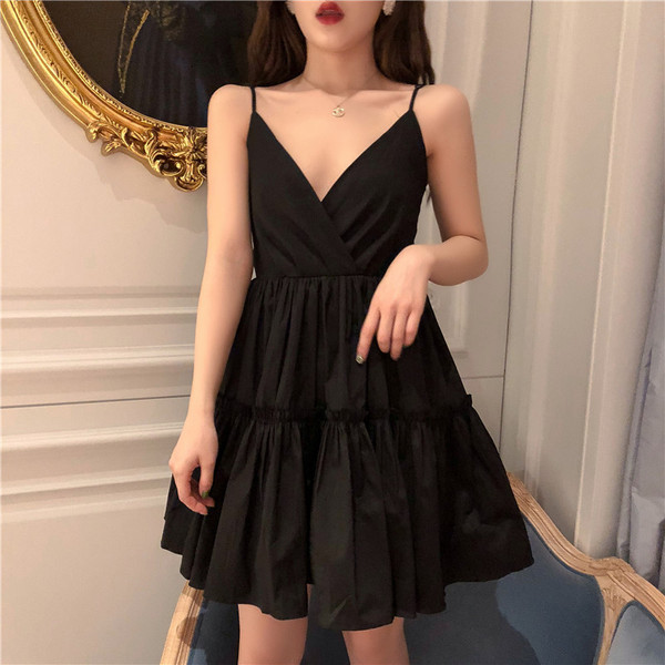 Aktuális női ruha szabású modell és vékony pántok fekete színben