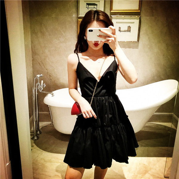 Aktuális női ruha szabású modell és vékony pántok fekete színben