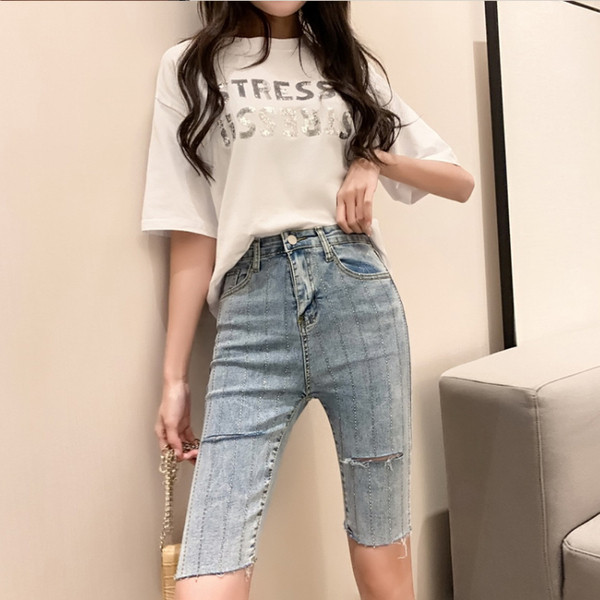 Модерни дамски дънкови панталони със скъсани мотиви и камъни в син и черен цвят