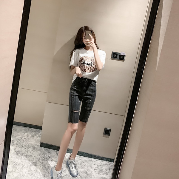 Модерни дамски дънкови панталони със скъсани мотиви и камъни в син и черен цвят